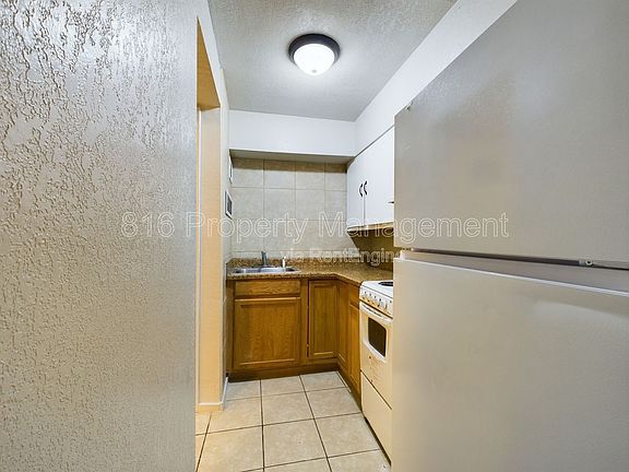 5th image of 15112 Bellaire Ave Unit B