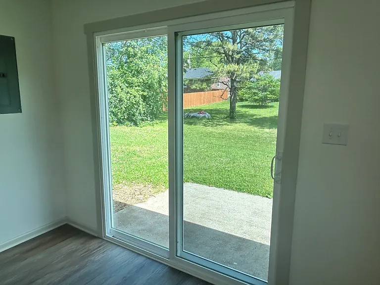 142 Hawthorne Dr — Photo 2