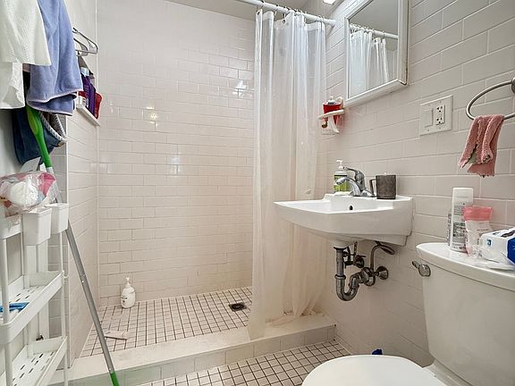 3rd image of 15 Euston Rd APT 23A
