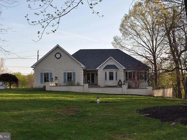 102 Waterview Dr — Photo 1
