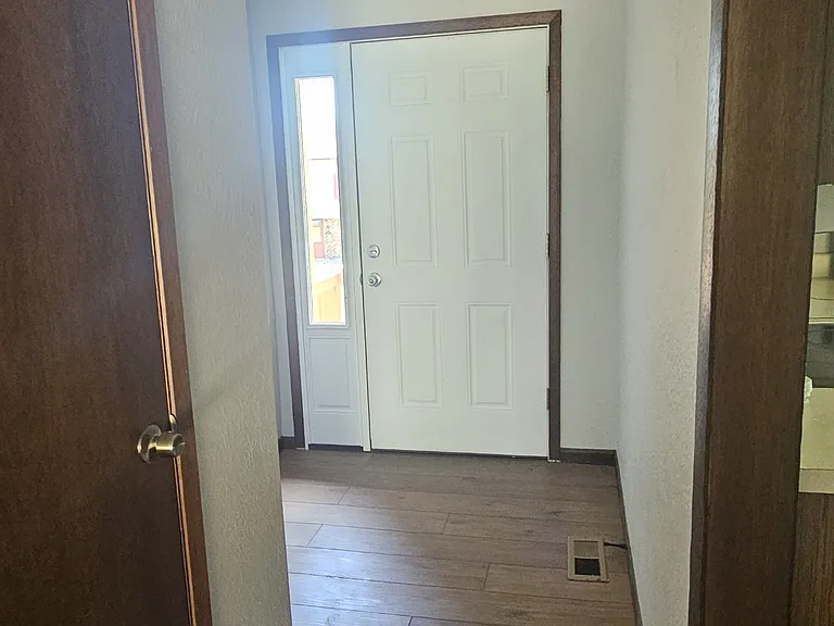 542 Breezy Point Dr — Photo 2
