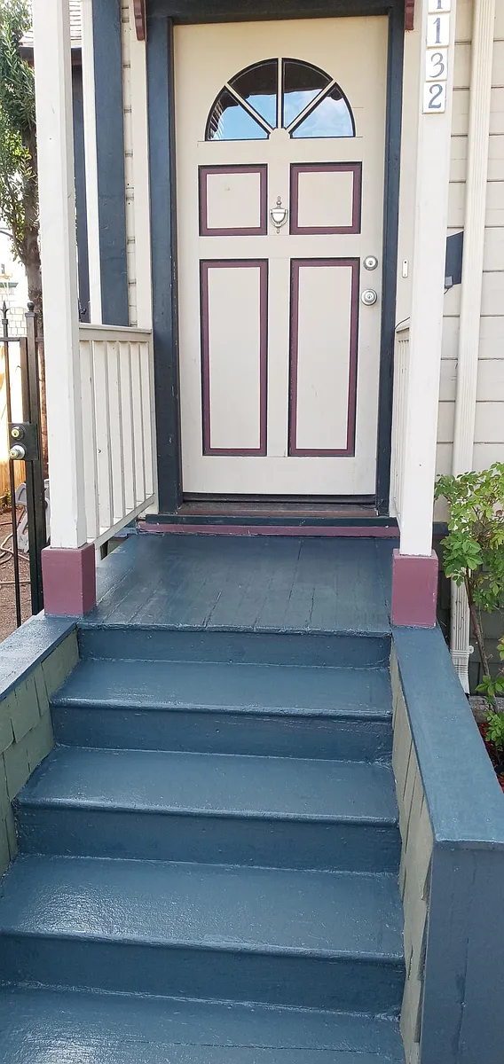 Front door entry. - N Hunter St