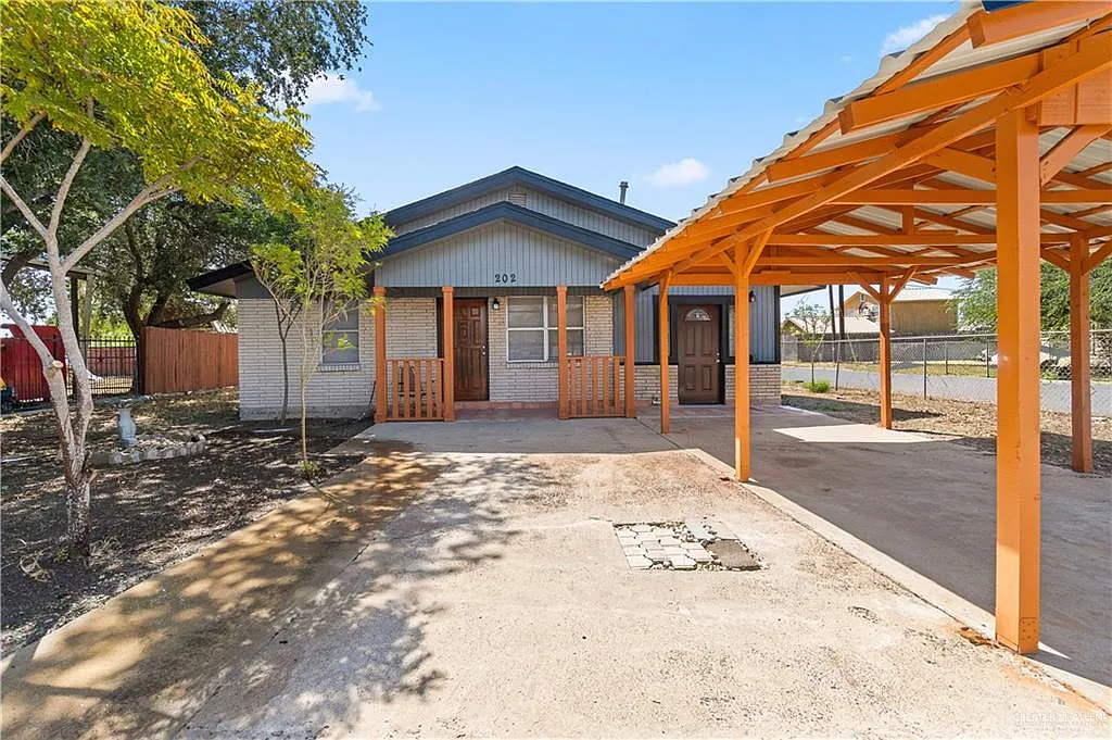 3 bed, 1.5 bath, 1012 sqft, $1,075 — Photo 1
