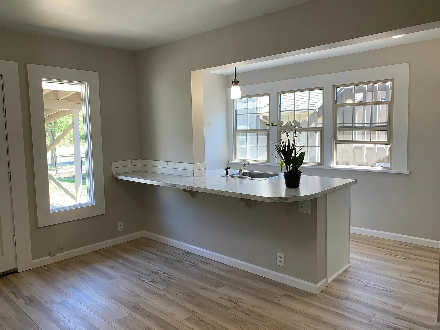 2 bed, 900 sqft, $1,725 — Photo 2