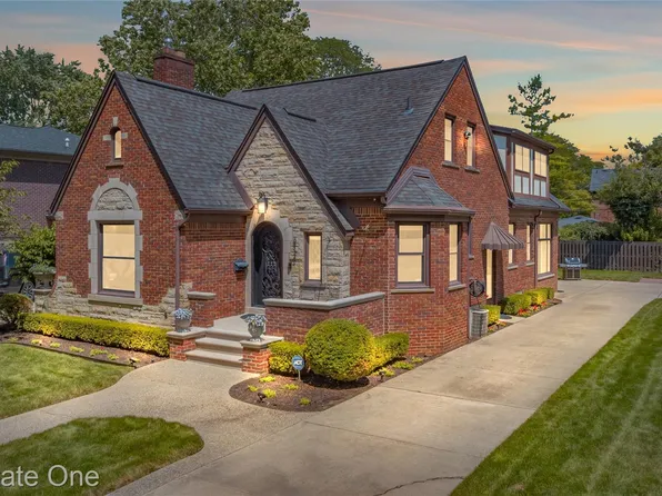 8124 Huntington Rd, Huntington Woods, MI 48070