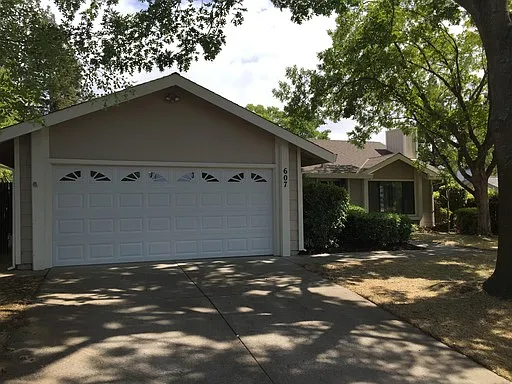 607 Willow Creek Dr photo 1