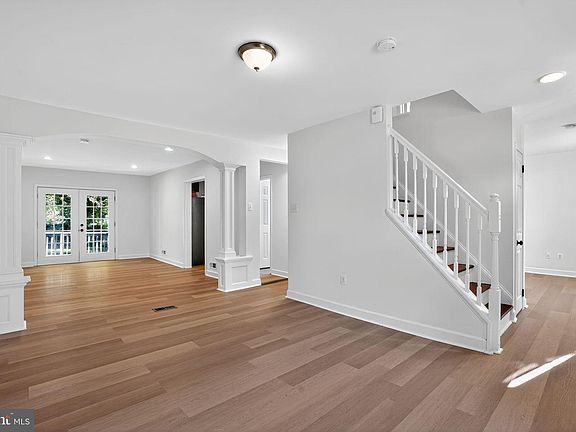 4th image of 1103 Montgomery St