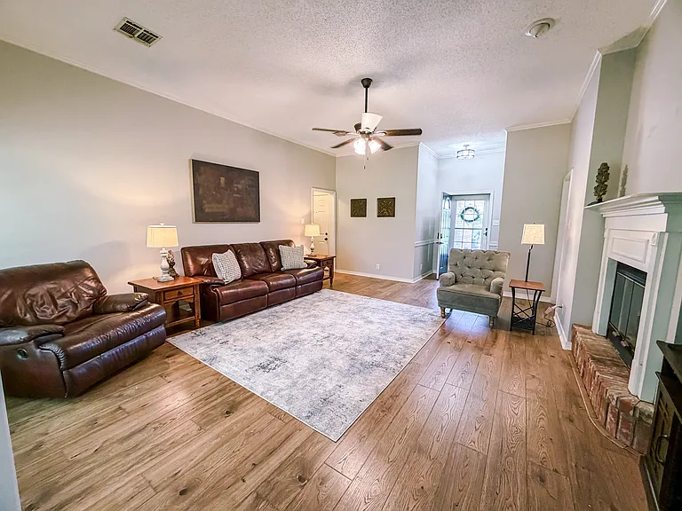 15 Thompson Rd — Photo 3