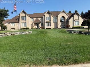 49401 Pine Ridge Dr, Plymouth, MI 48170