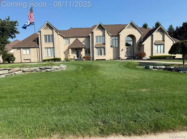 49401 Pine Ridge Dr, Plymouth, MI 48170