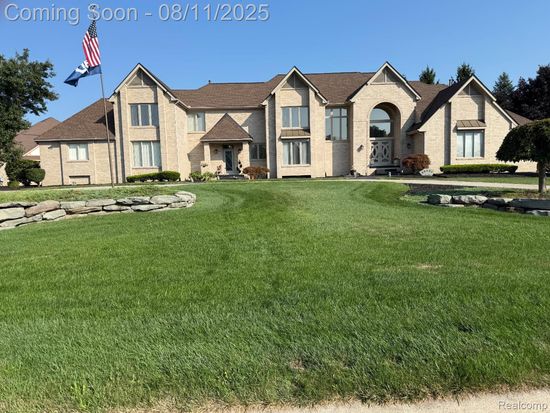 49401 Pine Ridge Dr, Plymouth, MI 48170