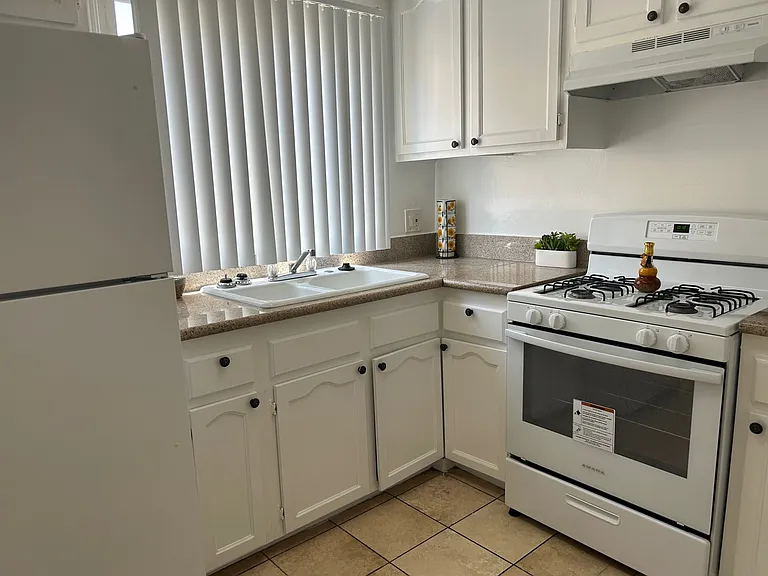 1131 S Beacon St — Photo 2