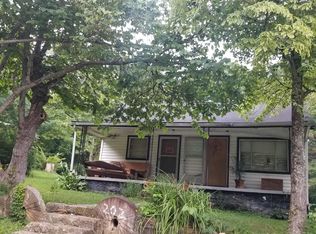 202 Floyd Bunch Rd, Petros, TN 37840