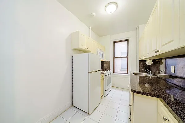 Rented by Douglas Elliman | media 7