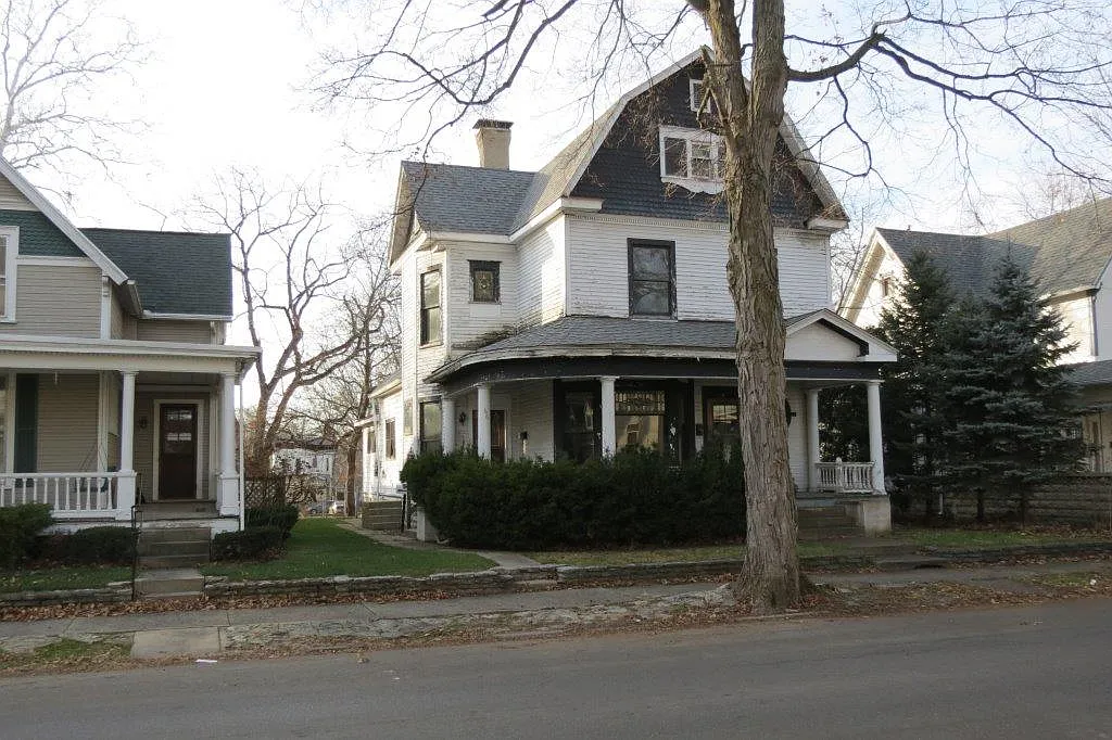64 S 17th St photo 1