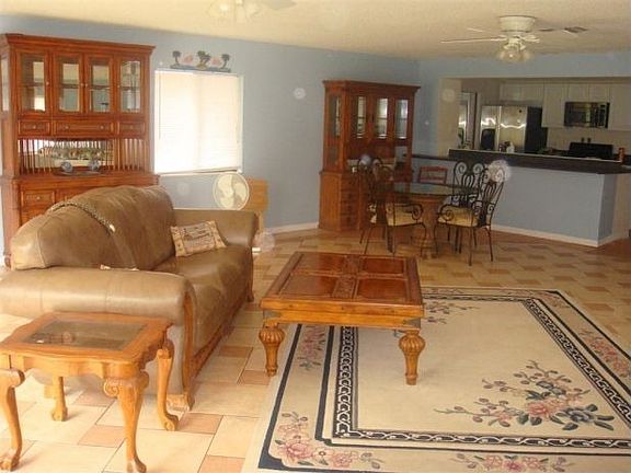 3rd image of 811 Phillip Dr
