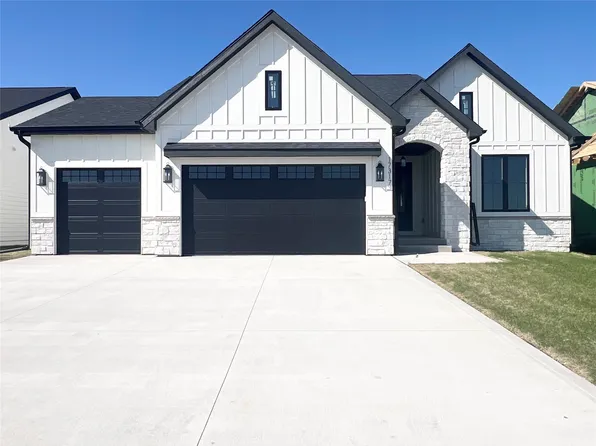 17317 Brookview Dr, Waukee, IA 50263