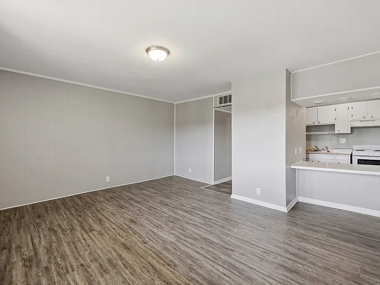 1805 Oxford Cir — Photo 11