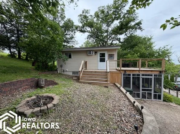 1285 Lakeshore Dr, Brooklyn, IA 52211