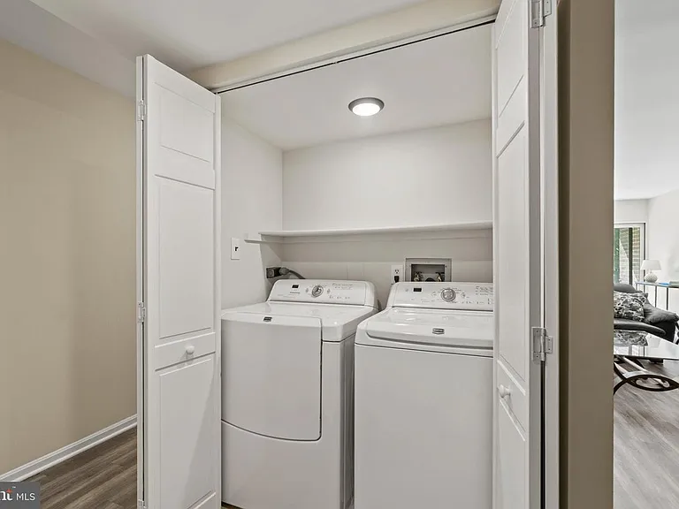 9705 Kings Crown Ct #101 — Photo 13