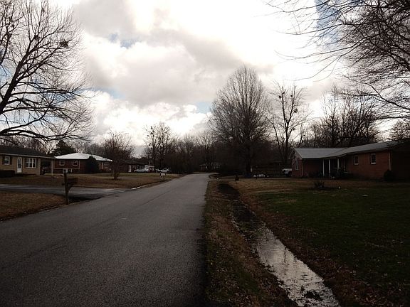 4th image of 320 Lakeview Dr