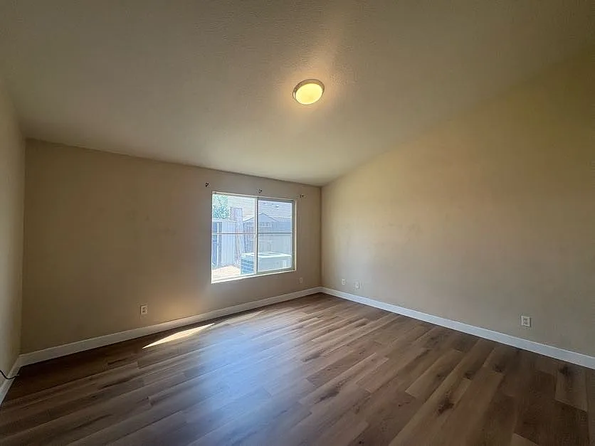 4 bed, 1732 sqft, $2,100 — Photo 4