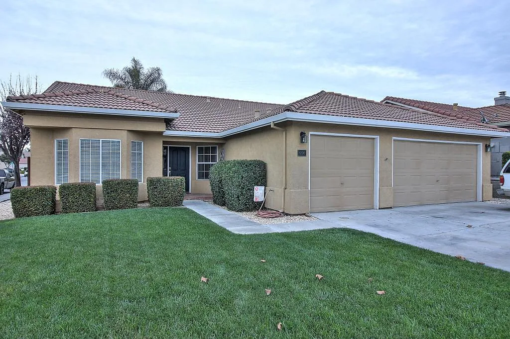 1200 Hickory Ct photo 1