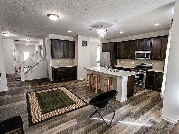 5th image of 10537 Broadford St
