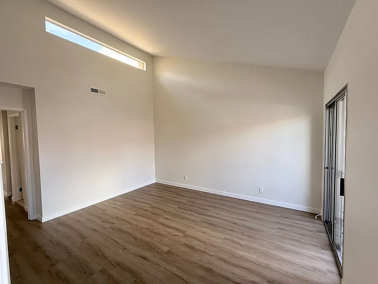14700 Berendo Ave #2 — Photo 11