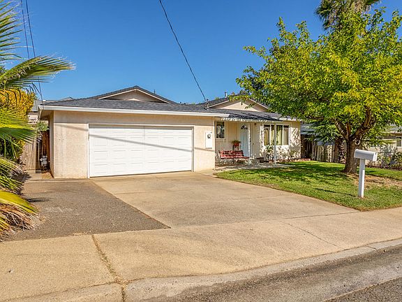 3rd image of 3320 Oakwood Pl