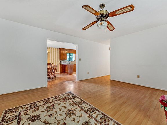 5th image of 185 Longwood Ln