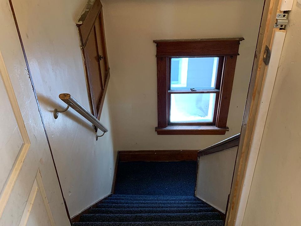 1st image of 40 Phyllis Ave