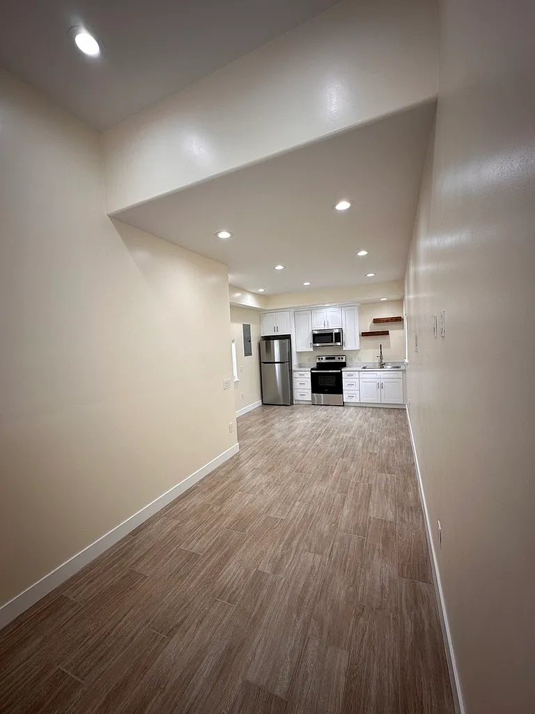 2 bed, 700 sqft, $3,000 — Photo 1