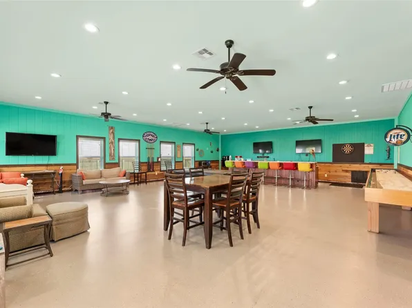 742 Bay Dr, Palacios, TX 77465