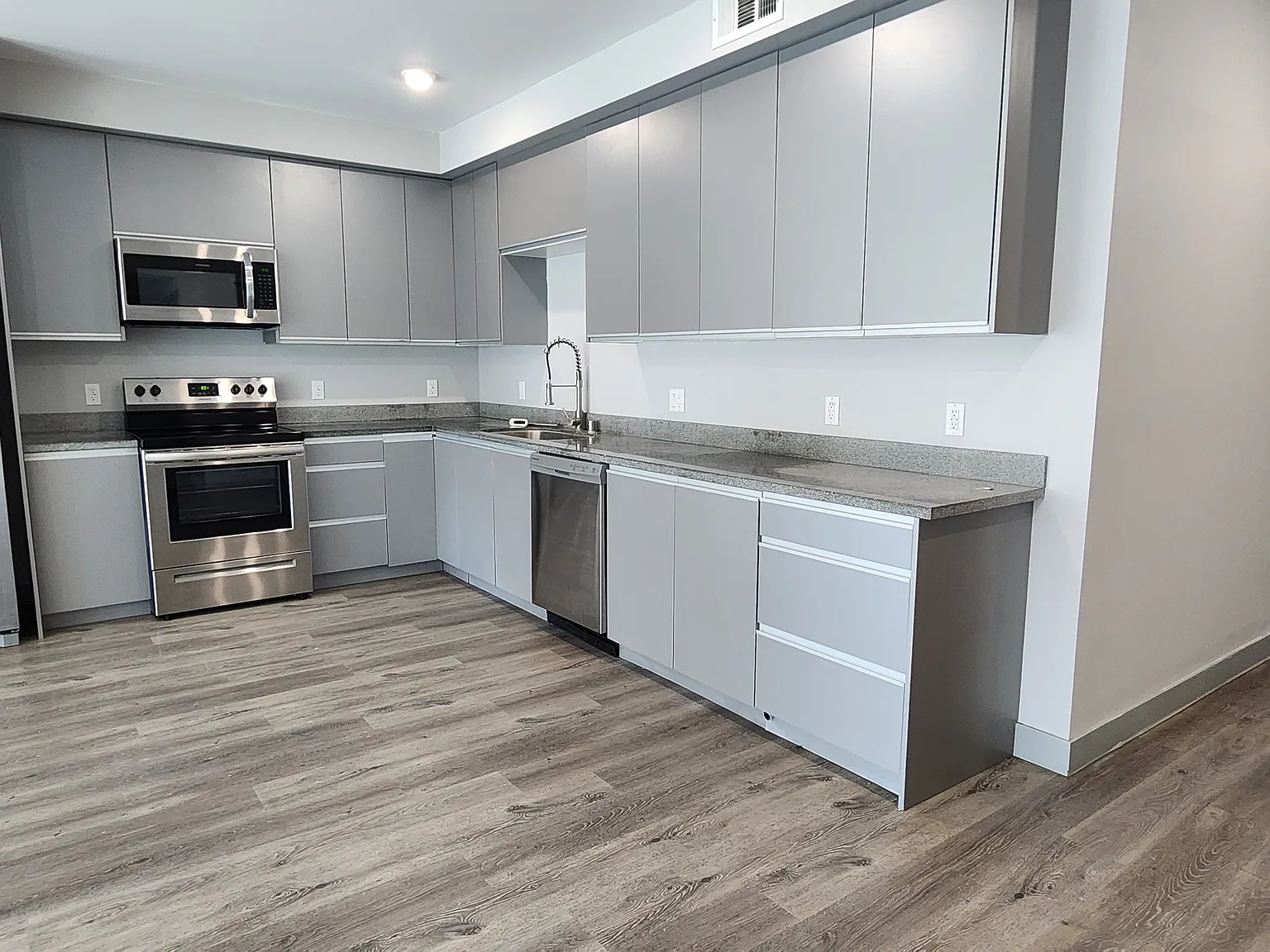 3 bed, 1702 sqft, $3,800 — Photo 4