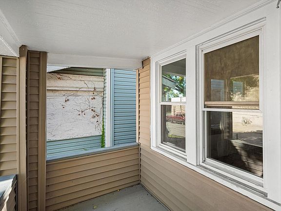 2nd image of 3215 W Auer AVENUE