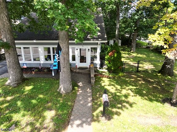 2nd image of 4 Birch Ln