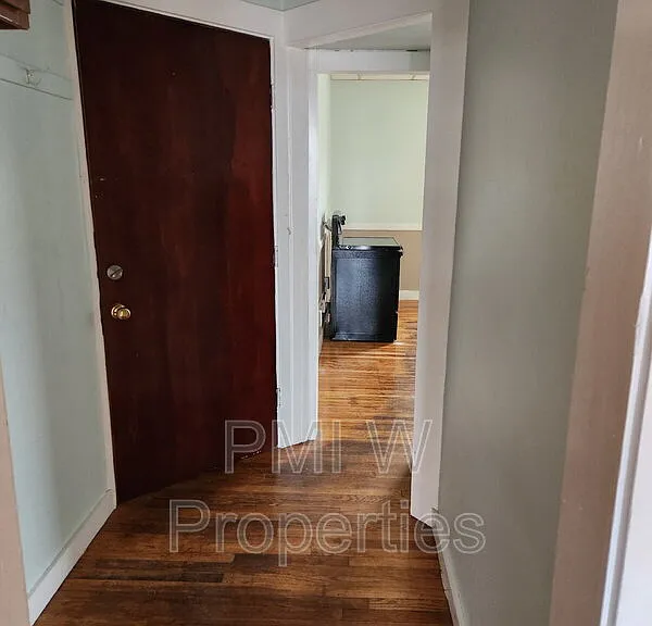 83 1/2 W Pearl St #1 — Photo 5
