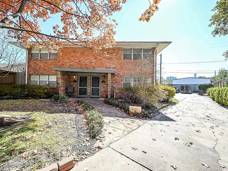 2821 Eastgrove Ln — Photo 2