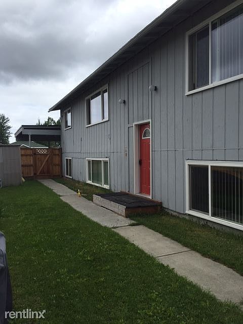 Fenced yard and entry