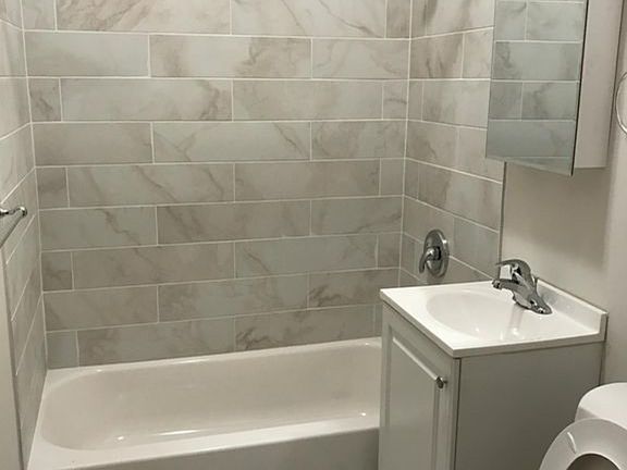 3rd image of 1352 N Hoyne Ave #2R