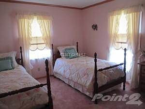 Roomy 2nd bedroom