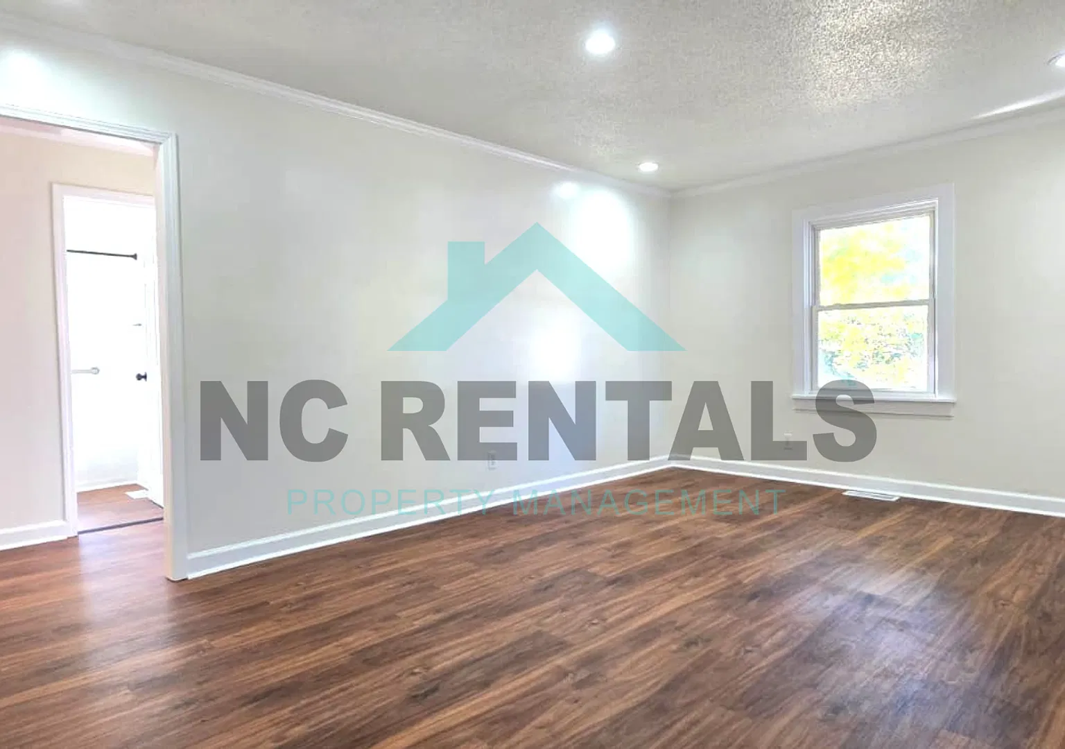 Charming $1,300 3 Bed/1.0 Bath Home in Burlington w/ Cozy Layout & Large Yard! — Photo 4