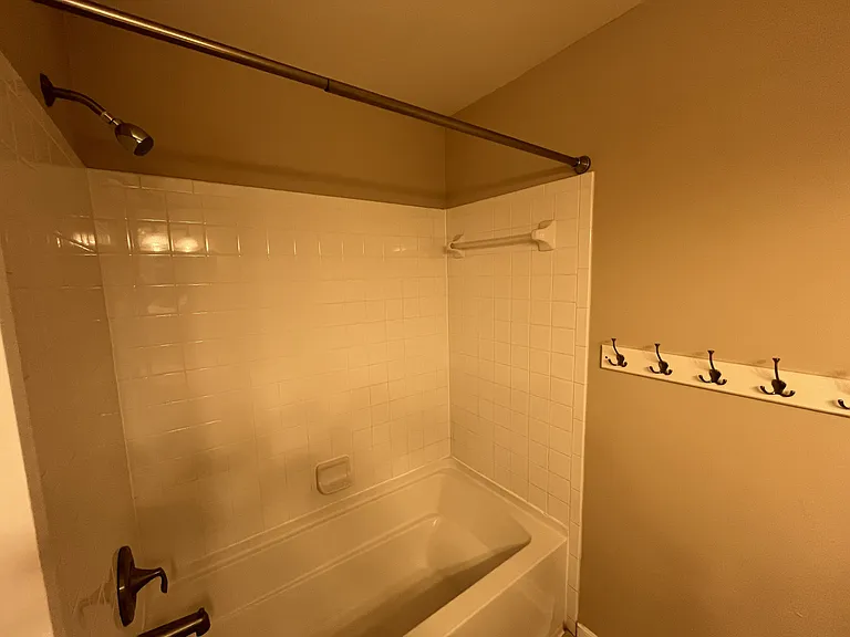 410 Queensbury Ln — Photo 16