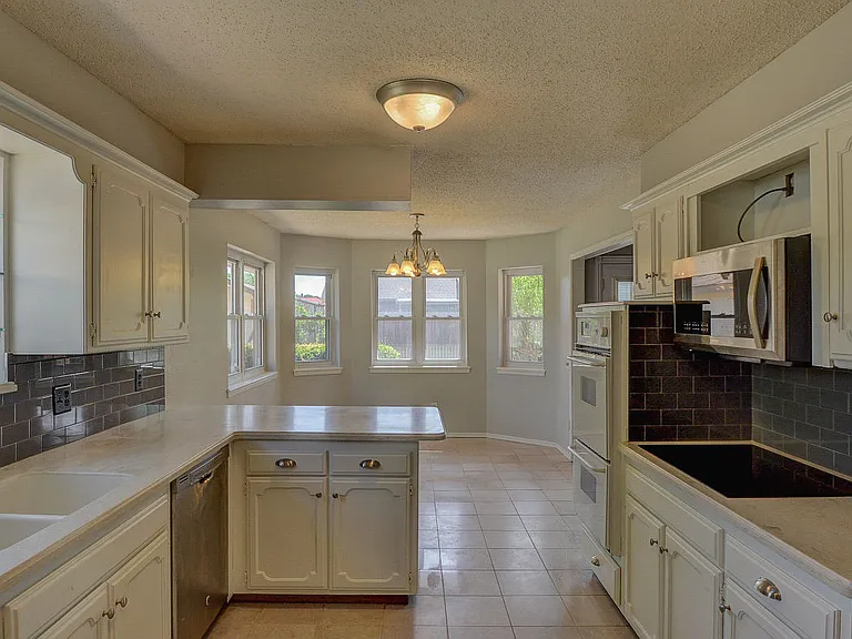 9800 Craford Ct — Photo 11