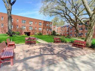 19 Edwards St APT 2E, Roslyn Heights, NY 11577