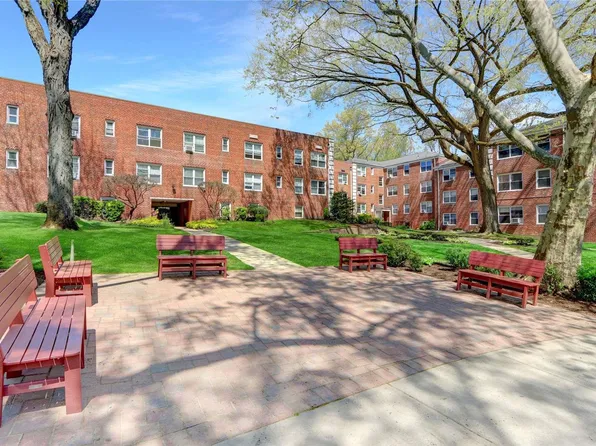 19 Edwards Street #2E, Roslyn Heights, NY 11577
