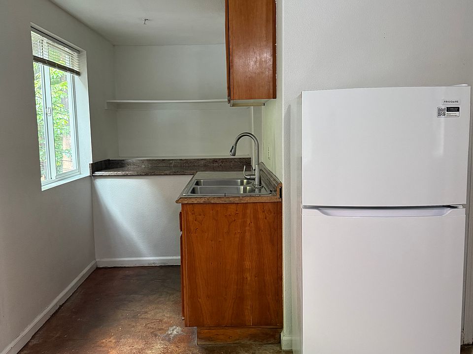 Kitchenette area. No stove, oven, or dishwasher.
