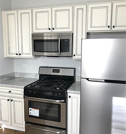 4th image of 1846 Clarence Ave #2W