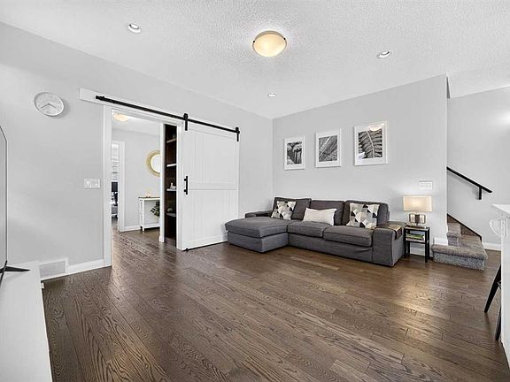 3rd image of 30 E Evanscrest Rise NW